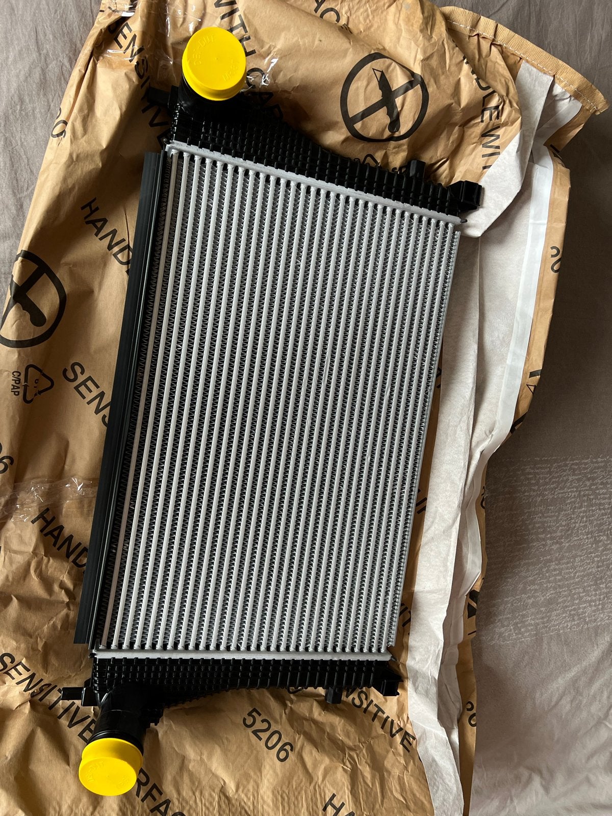 Nieuwe Luchtkoeler Radiator 5Q0145803AD VW Audi Skoda Seat, Ophalen of Verzenden, Nieuw, Audi