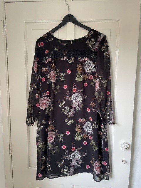 ZGAN zwarte jurk met bloemen print Taifun maat 40, Maat 38/40 (M), Zwart, Ophalen of Verzenden, Zo goed als nieuw