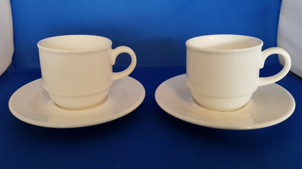 2x Villeroy en Boch kop en schotel, gebroken wit. 3A42