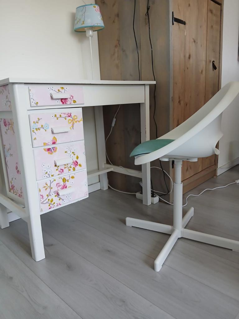 Vrolijk meisjesbureau met kinderstoel en lampje, Huis en Inrichting, Bureaus, Ophalen, Met lades, Gebruikt, Kinderbureau