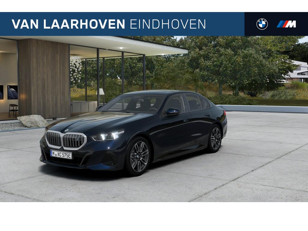 BMW i5 eDrive40 M Sport / Adaptieve LED / Achteruitrijcamera, Auto's, BMW, 2095 kg, Achterwielaandrijving, Zwart, Zwart