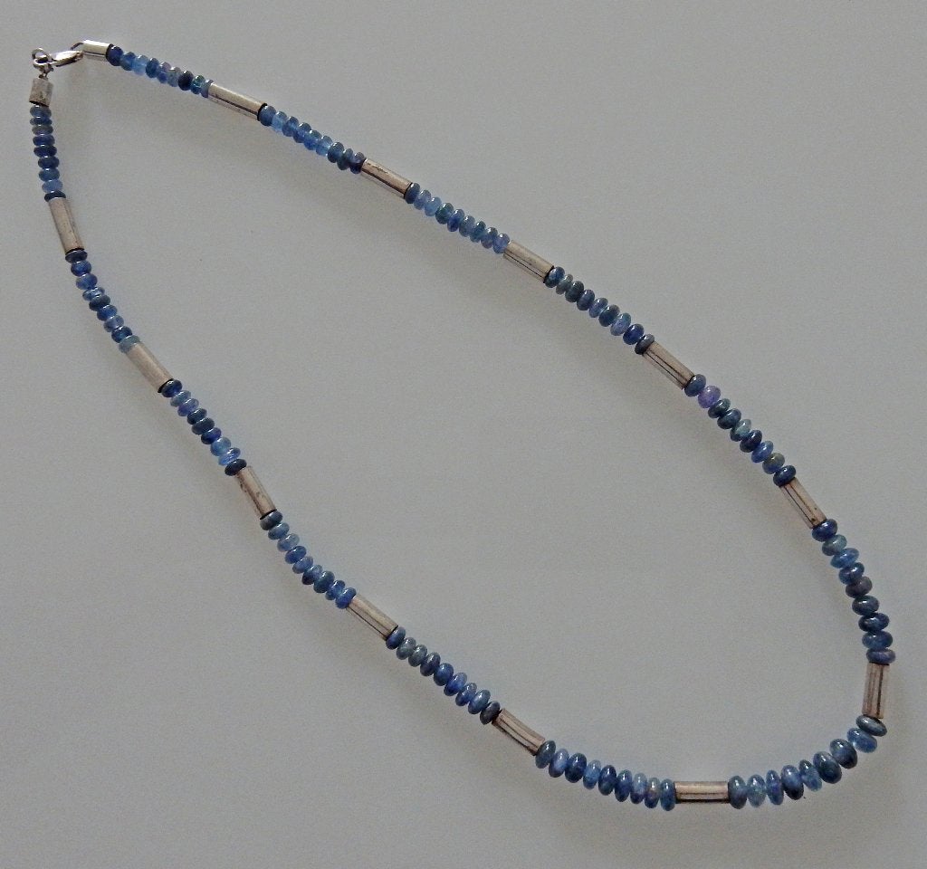 Ketting met blauwe saffier kralen en zilver., Gebruikt, Blauw, Ophalen of Verzenden, Met edelsteen