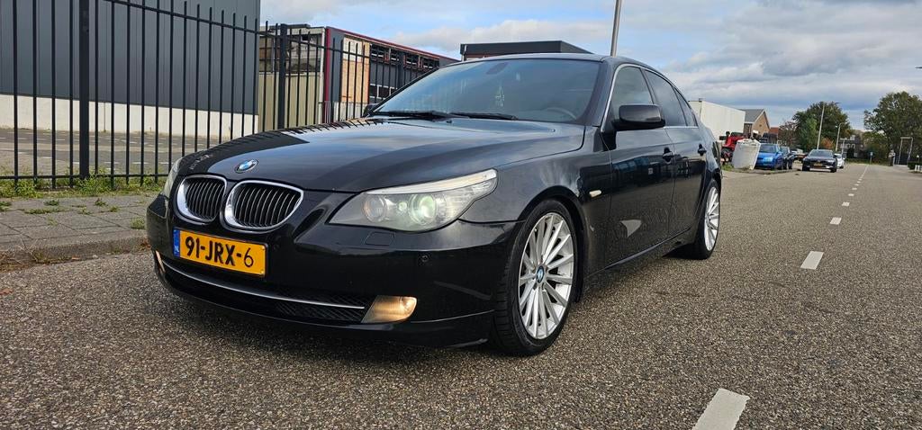 BMW 5-Serie 3.0 I 525 AUT 2009 Zwart, Auto's, BMW, Achterwielaandrijving, Beige, 2000 kg, 1505 kg