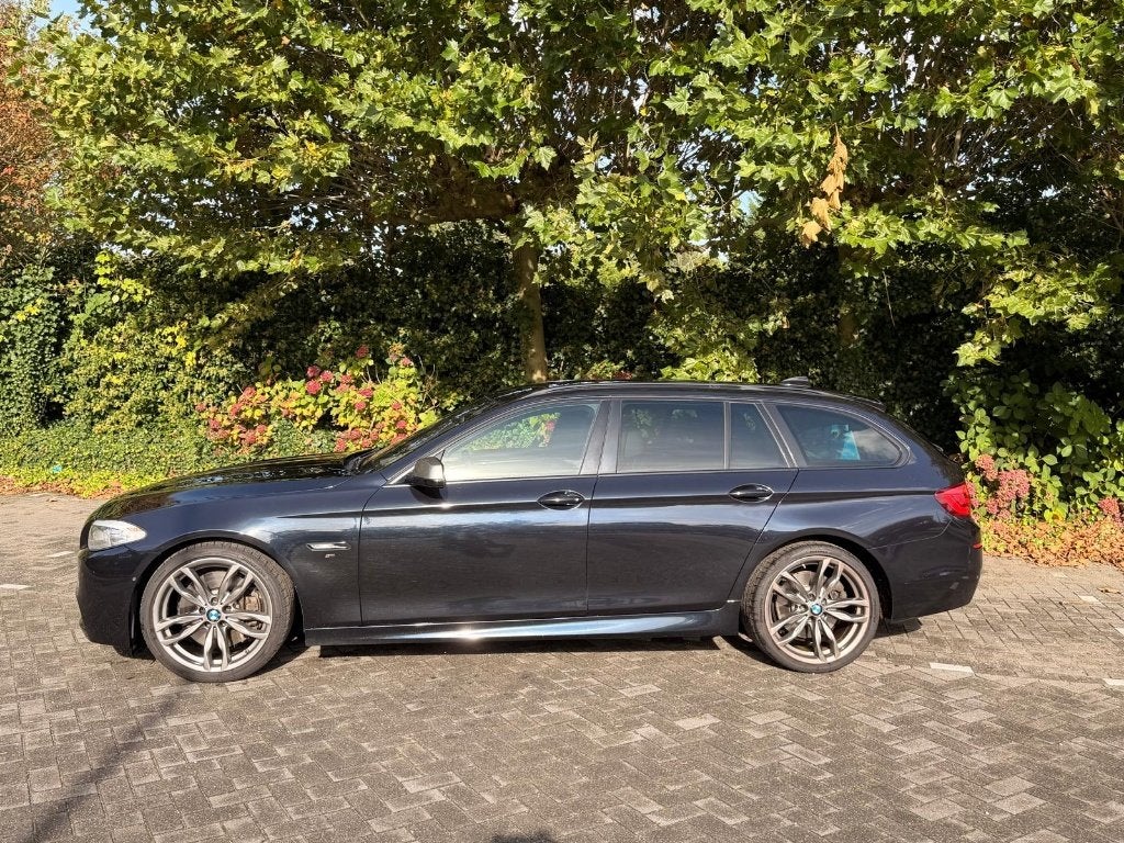 BMW 5-serie Touring M550d xDrive | 381 pk | 740 Nm, Automaat, Dealer onderhouden, Head-up Display, Zwart