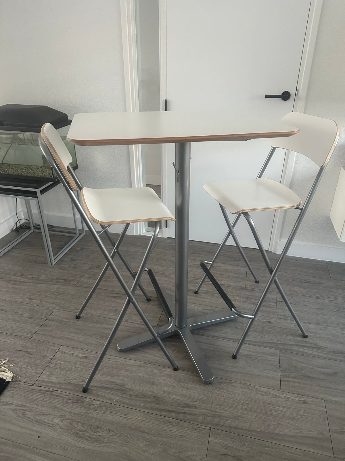 2 barkrukken met tafel - wit en metaal, Huis en Inrichting, Barkrukken, Gebruikt, Ophalen of Verzenden, 90 cm of meer, Hout