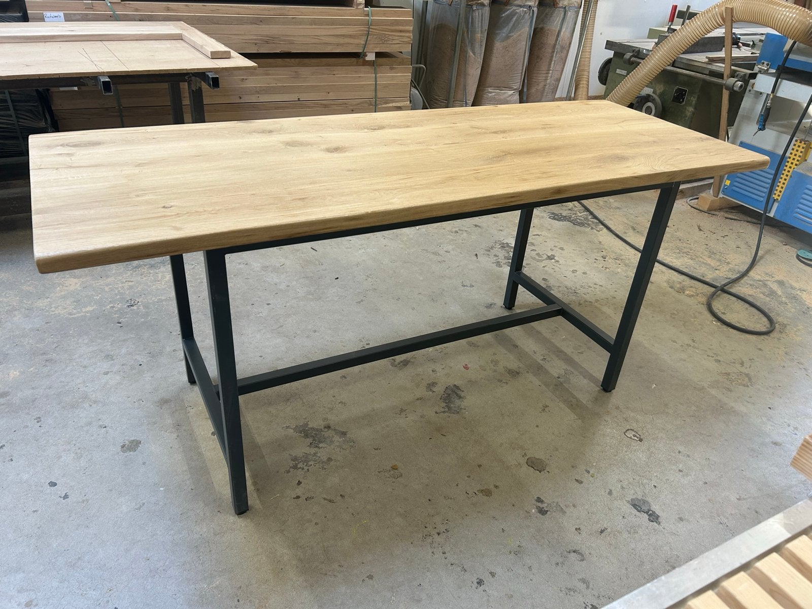 Eikenhouten bartafel met antraciet metalen onderstel, Mvt, Eikenhout, Nieuw, Vijf personen of meer