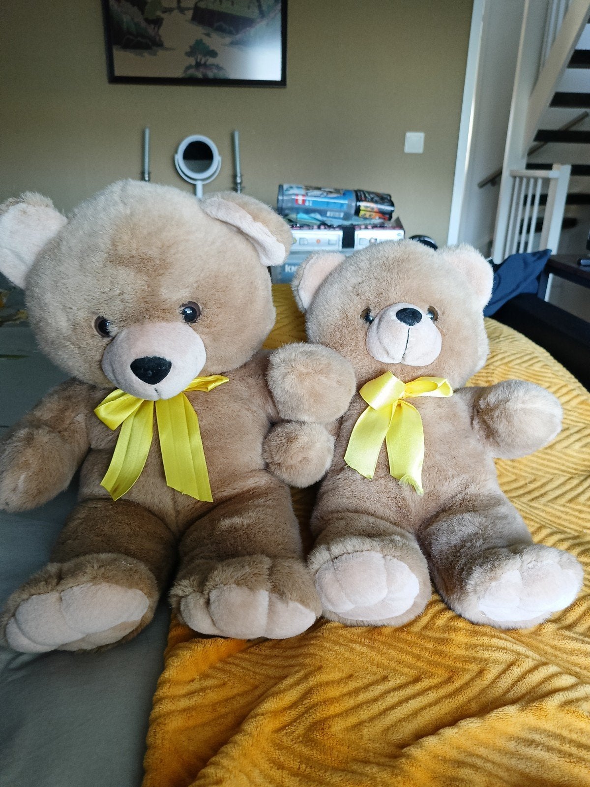 Set van 2 Teddyberen met Gele Strikken - Nieuwstaat, Kinderen en Baby's, Overige merken, Overige karakters, Beer, Ophalen of Verzenden