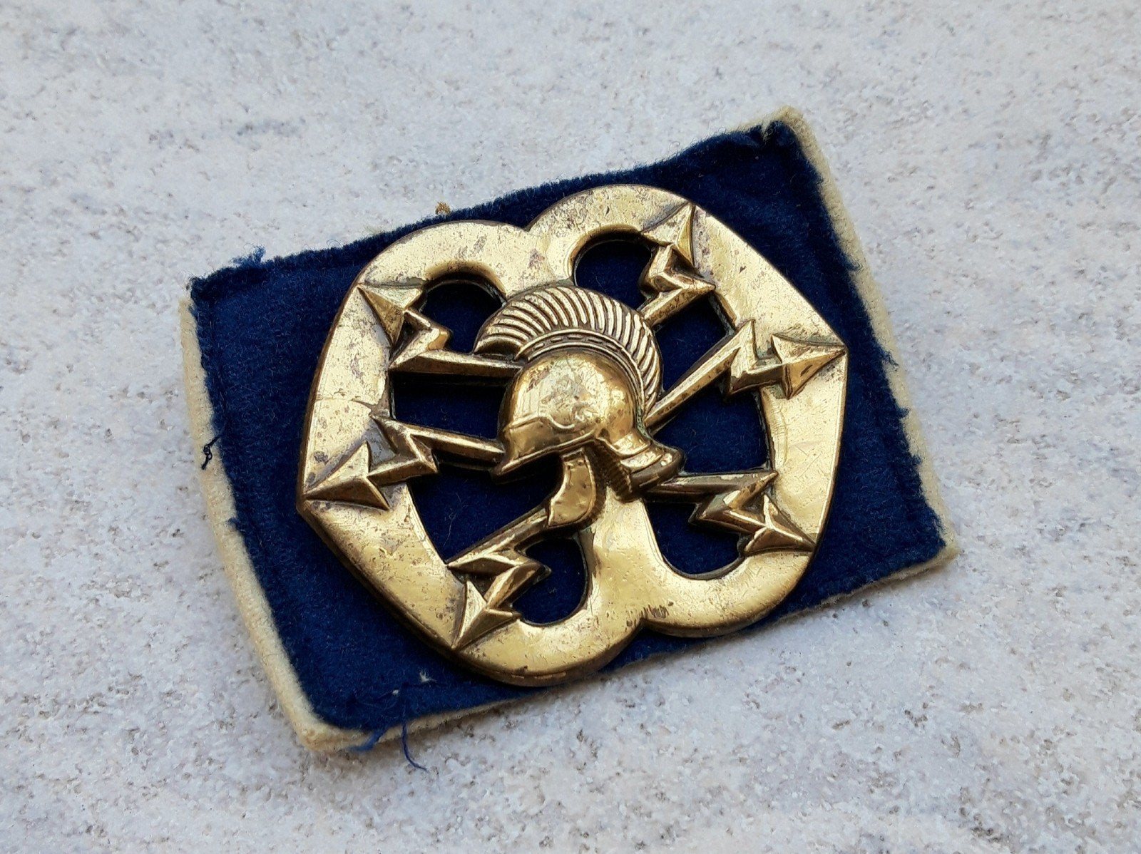 Oud model baretembleem Verbindingsdienst, Verzenden, Landmacht, Nederland, Embleem of Badge