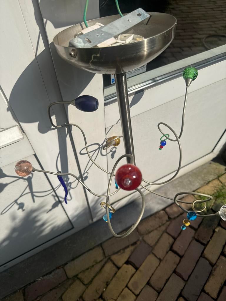 Moderne hanglamp met gekleurde glazen bolletjes, Ophalen of Verzenden, Gebruikt, Glas, Minder dan 50 cm