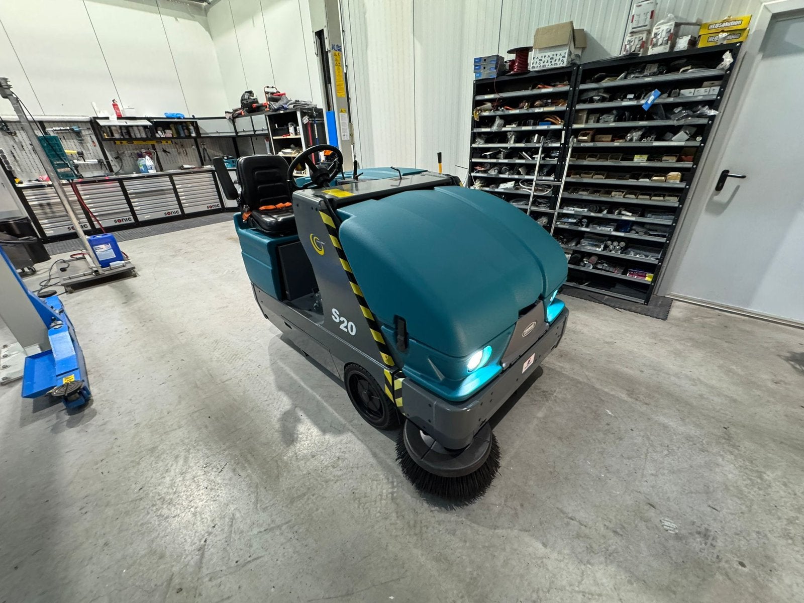 Tennant S20 Veegmachine - 2022 - 40 uur!!!, Tuin en Terras, Ophalen, Zo goed als nieuw