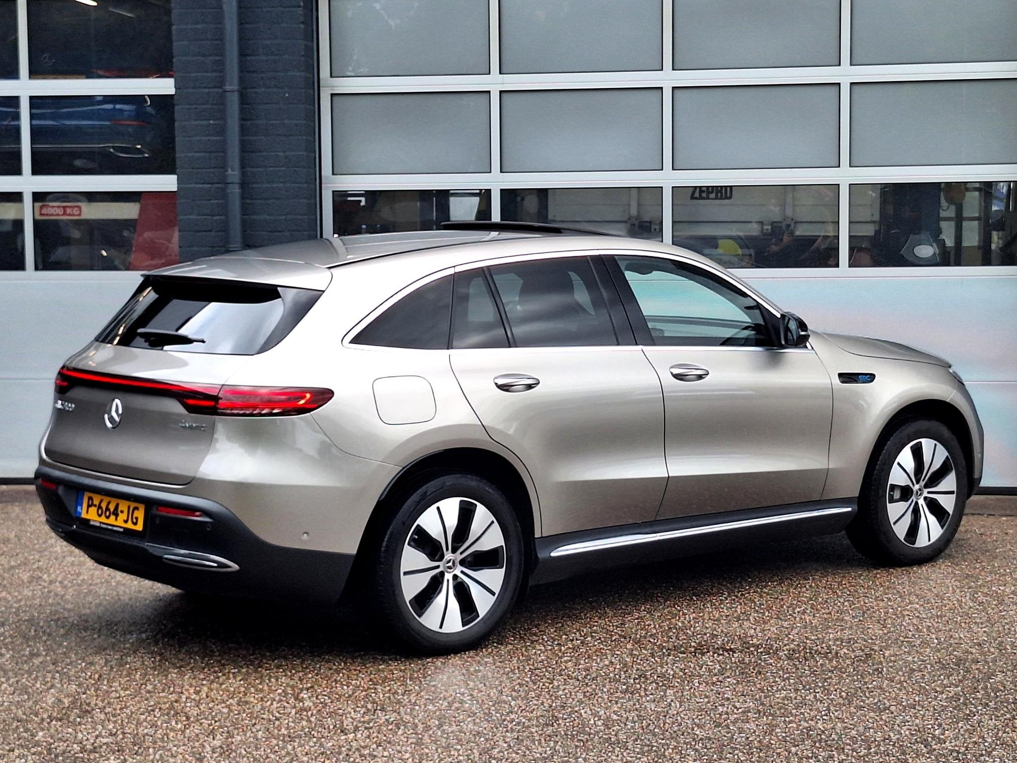 Mercedes-Benz EQC 400 4MATIC Premium Plus 80 kWh | Schuifdak, Auto's, Automaat, Stof, 80 kWh, 408 pk