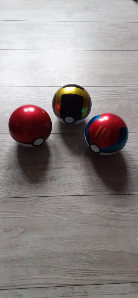 Leuke pokemon ballen inclusief 20 kaarten, Ophalen, Zo goed als nieuw