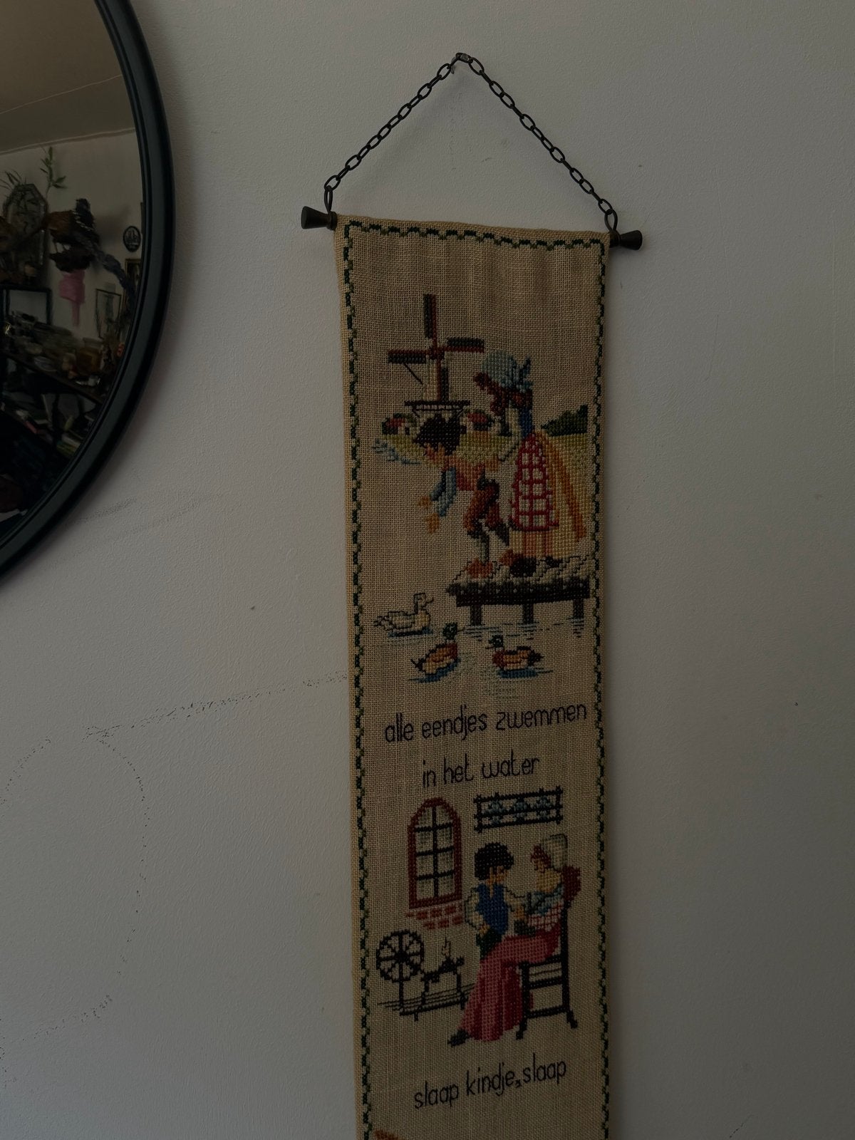 Vintage Geborduurd Wandkleed met Kinderliedjes, Huis en Inrichting, Gebruikt, Ophalen of Verzenden, Handgemaakt, Meerkleurig