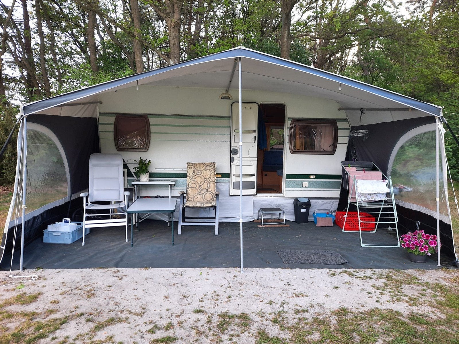 Caravan Chateau Calista 450 van 2004, Chateau, Rondzit, Frans bed, 750 - 1000 kg
