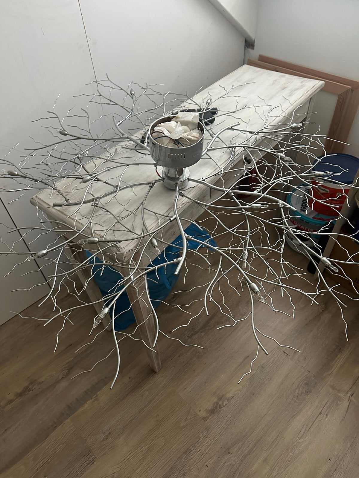 Moderne zilverkleurige takkenlamp - uniek design, Huis en Inrichting, Ophalen of Verzenden, Gebruikt, Metaal