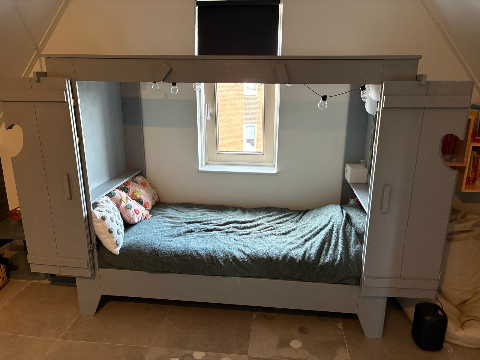 Lief! Bedstee grijs geverfd met hartjes, Ophalen, Gebruikt, 90 cm, Eenpersoons