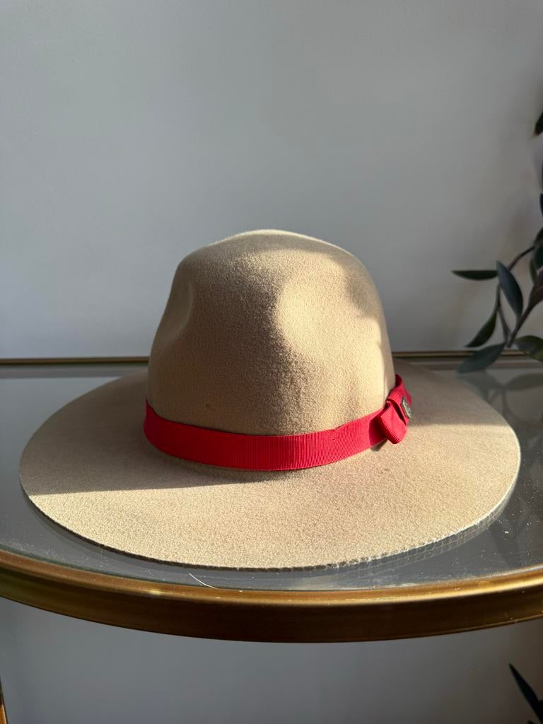 Brixton Hoed - Stijlvolle Beige Hoed met Rode Band, Kleding | Dames, Ophalen of Verzenden, Zo goed als nieuw, 58 cm (L, 7¼ inch) of meer