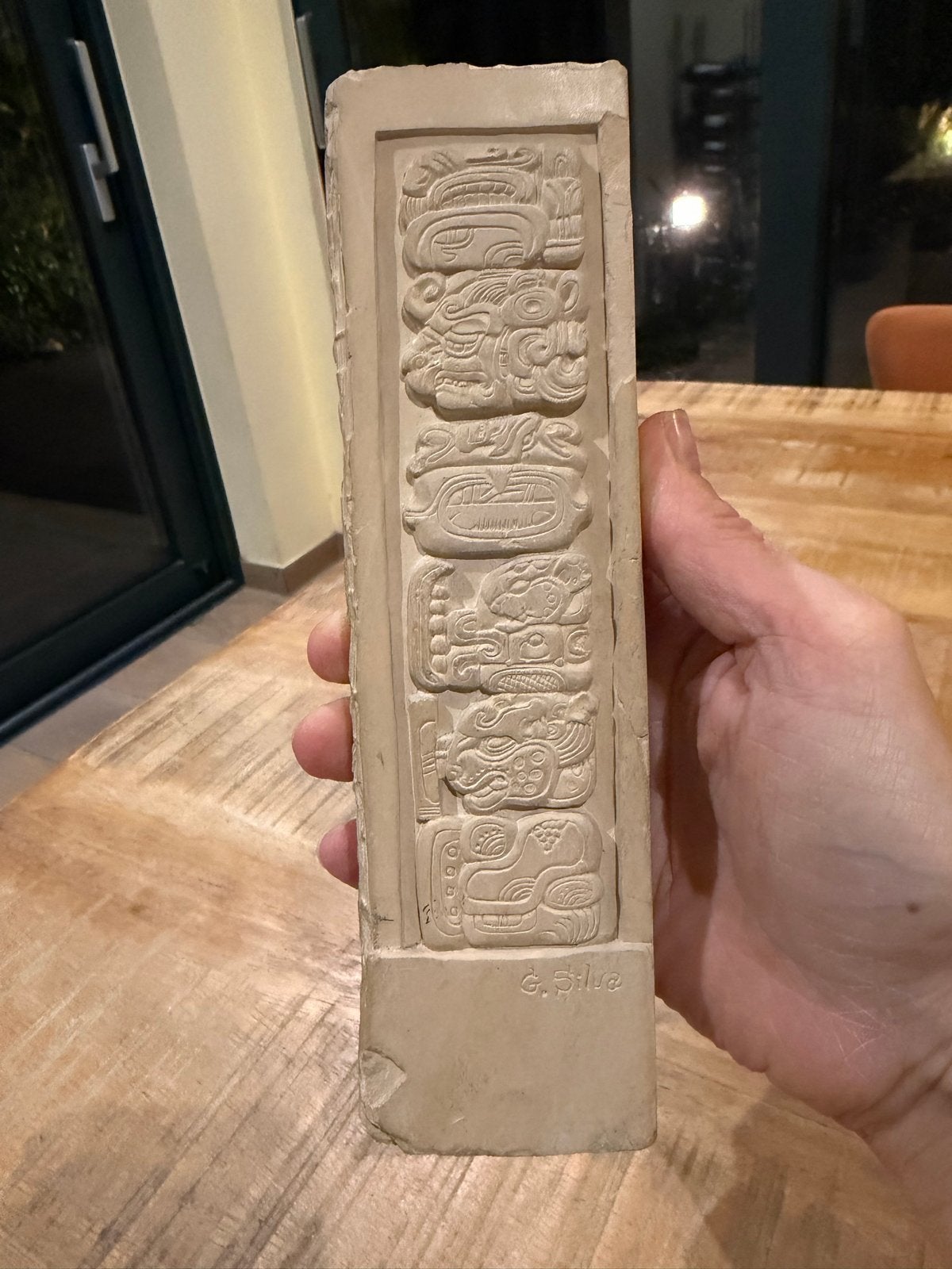 Uniek Maya-reliëf van G. Silva - Steen of Keramiek, Overige onderwerpen, Minder dan 20 cm, Ophalen of Verzenden, Gemerkt