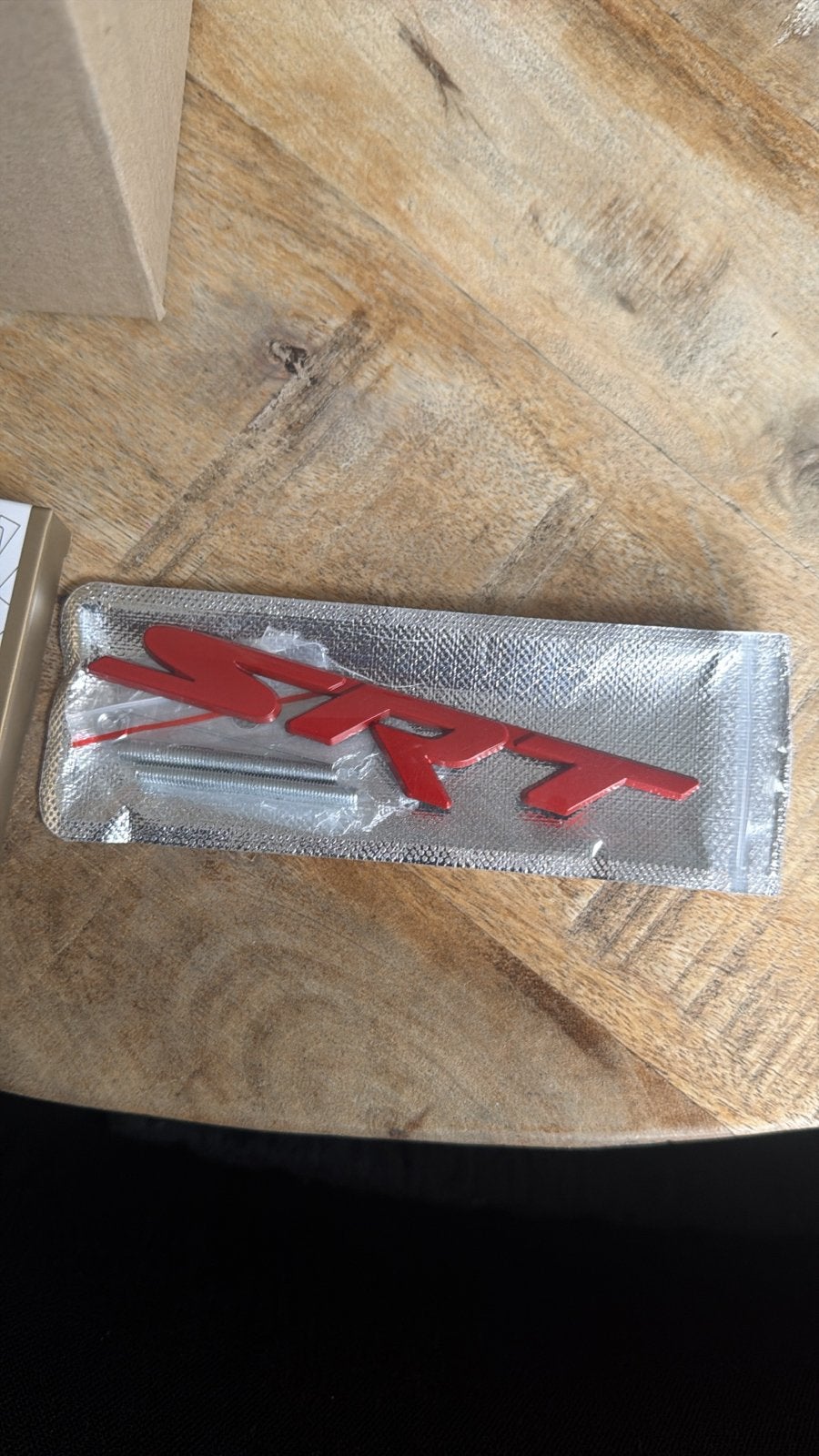 SRT Auto Embleem Rood - Nieuw, Ophalen