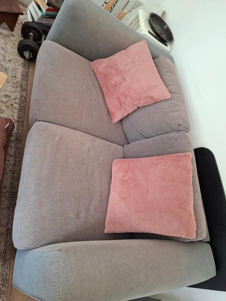 Gratis grijze stoffen bank met houten poten ikea, Ophalen, Modern, Comfortabel, Gebruikt, Driepersoons