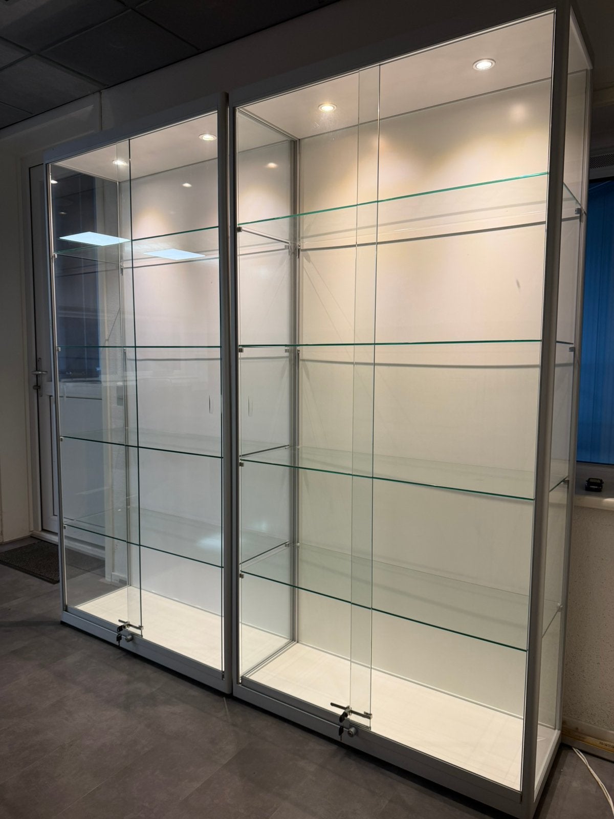 Vitrinekasten aluminium, Ophalen, 50 tot 100 cm, 150 tot 200 cm, 25 tot 50 cm