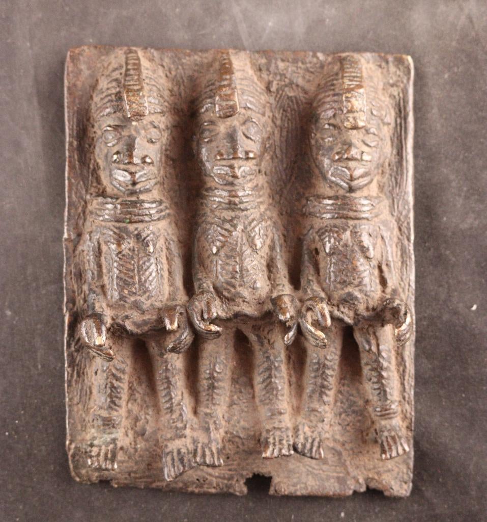 Antieke bronzen reliëfplaquette uit Benin, Antiek en Kunst, Kunst | Niet-Westerse kunst, Ophalen of Verzenden