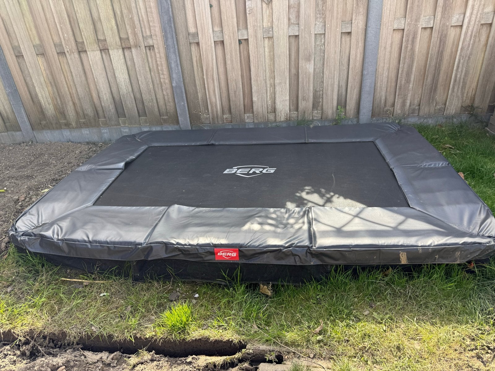 Berg trampoline met extra beschermhoes - Zo goed als nieuw, Ophalen of Verzenden, Zo goed als nieuw