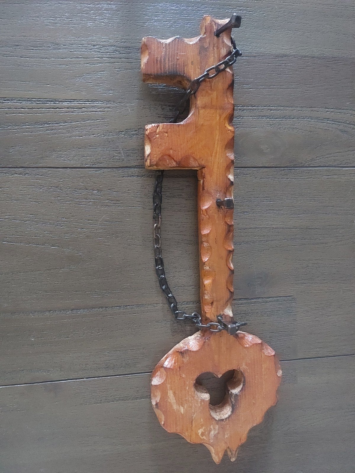 Decoratieve houten sleutel met ketting en haken, Ophalen