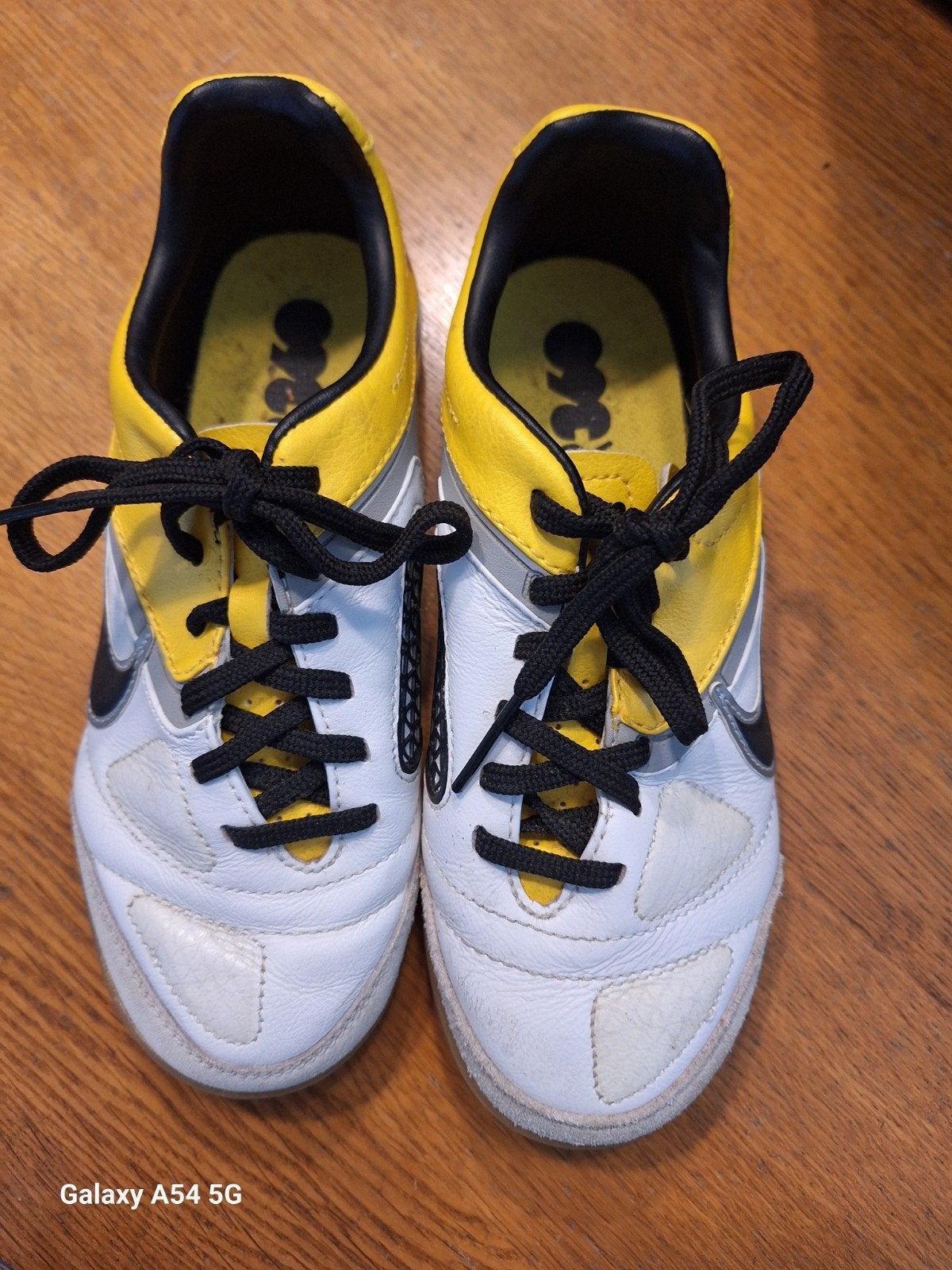 Nike sportschoenen maat 32, Kinderen en Baby's, Kinderkleding | Schoenen en Sokken, Ophalen of Verzenden, Schoenen