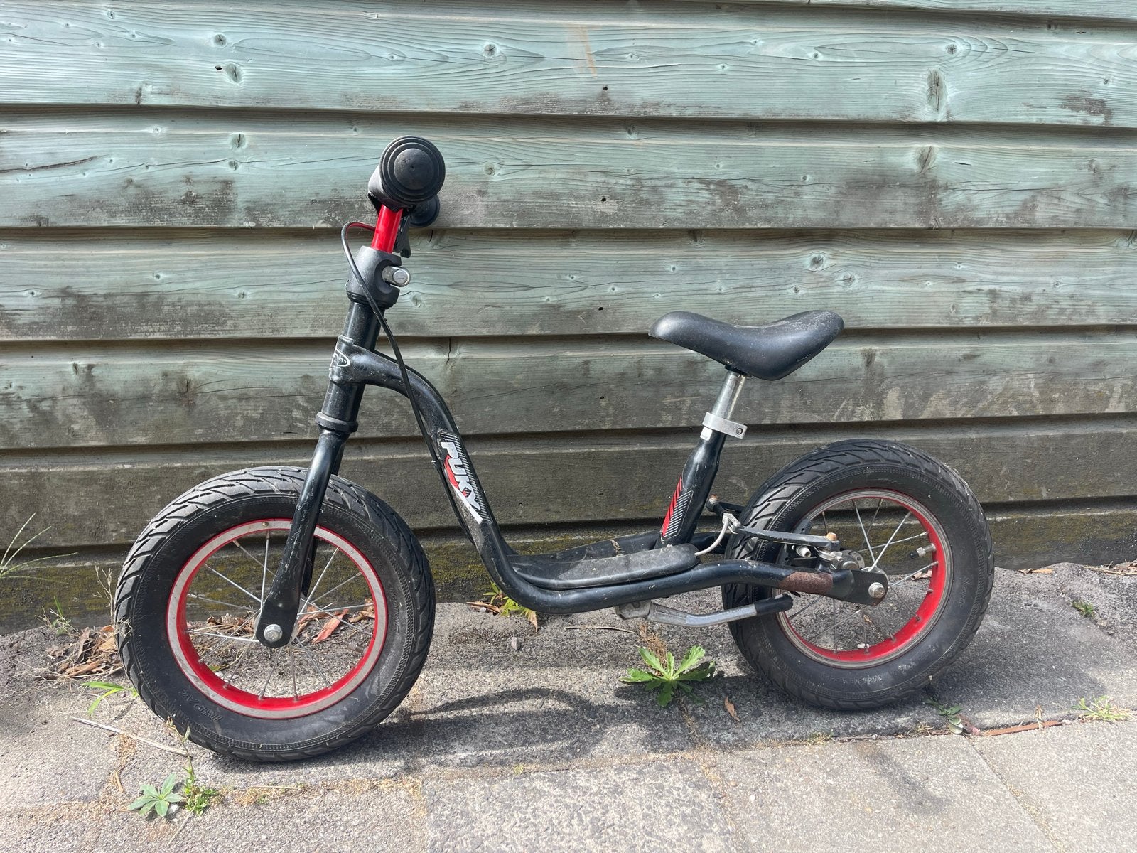 Puky loopfiets, zwart met rode accenten, Ophalen, Gebruikt, Velgrem, Minder dan 16 inch