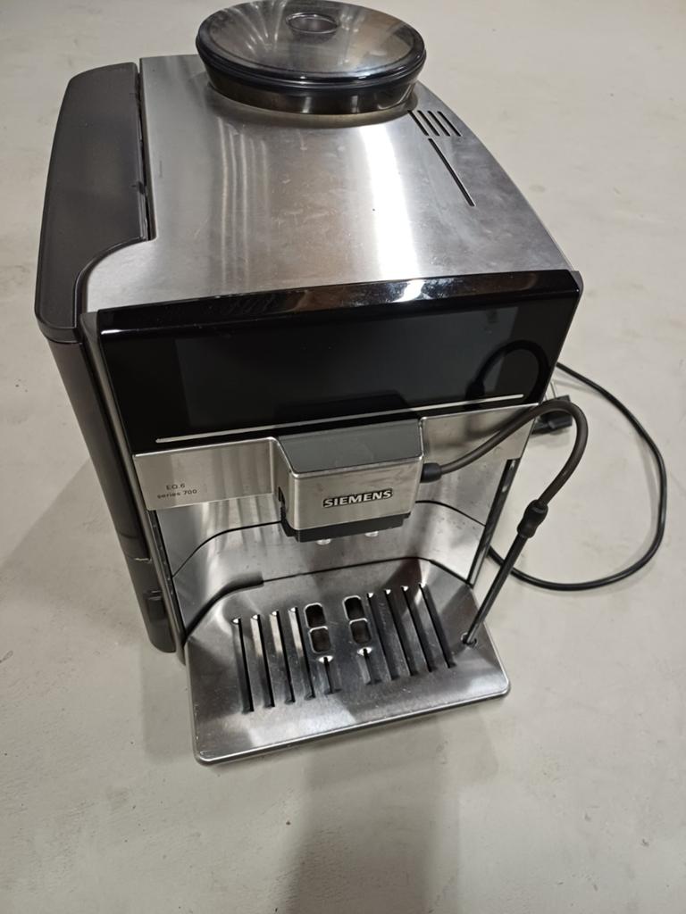 (Defecte) Siemens EQ6 s700 Volautomatische Koffiezetapparaat, 10 kopjes of meer, Koffiemachine, Niet werkend, Afneembaar waterreservoir