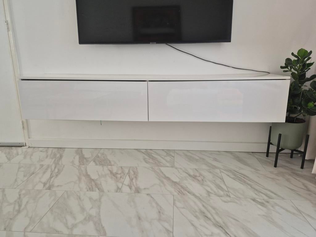 Moderne witte zwevende tv-kast, Huis en Inrichting, Overige materialen, Gebruikt, 150 tot 200 cm, Ophalen of Verzenden