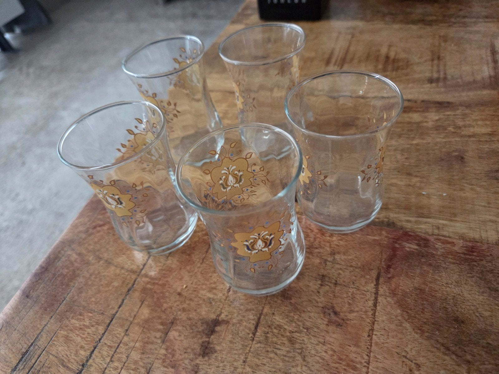 Turkse theeglazen met gouden decoratie, Ophalen of Verzenden, Gebruikt, Glas, Overige typen