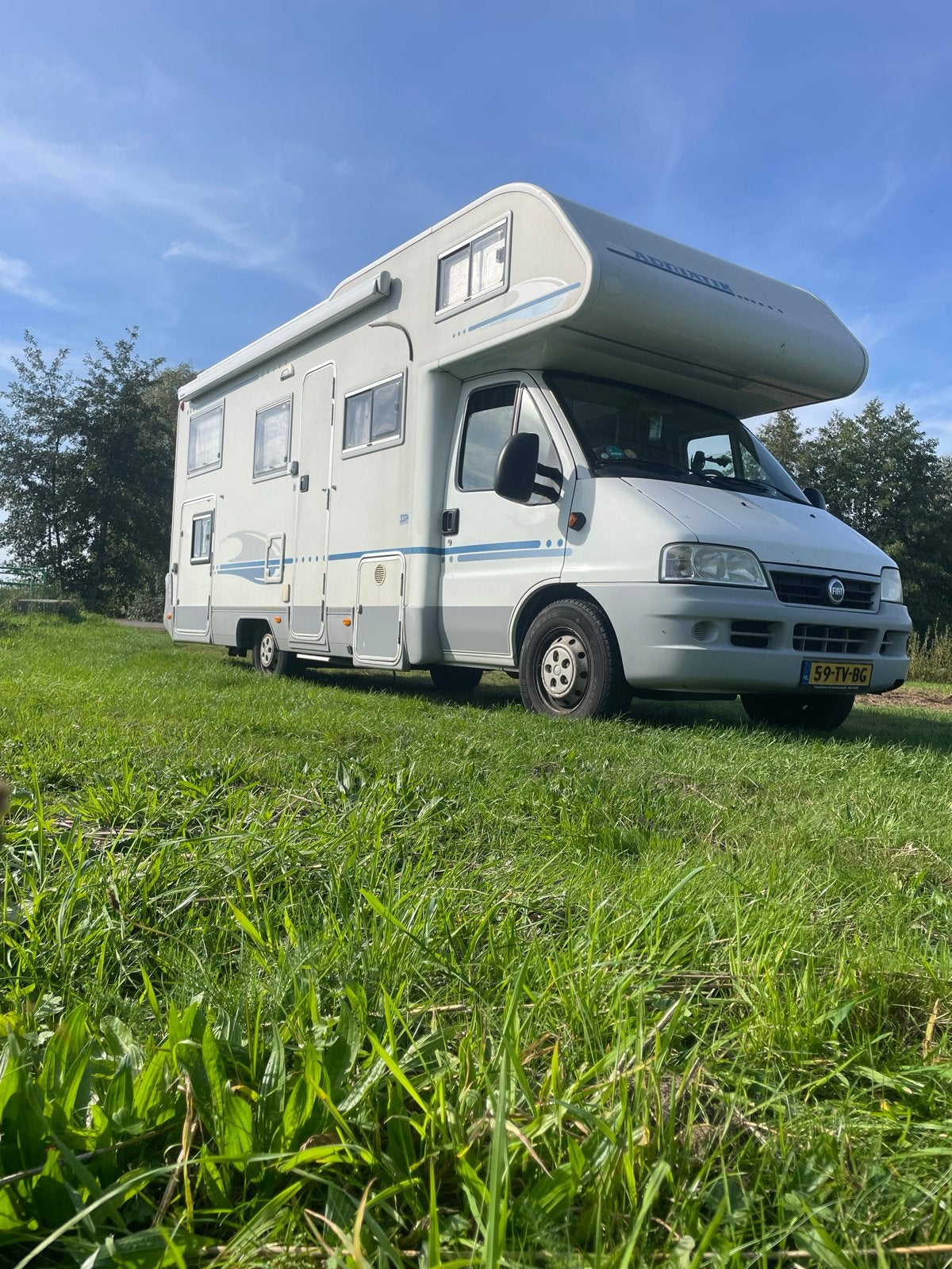 Adria Coral tik 660sp camper - off grid, Boiler, Kluisje, Alkoof, Ringverwarming