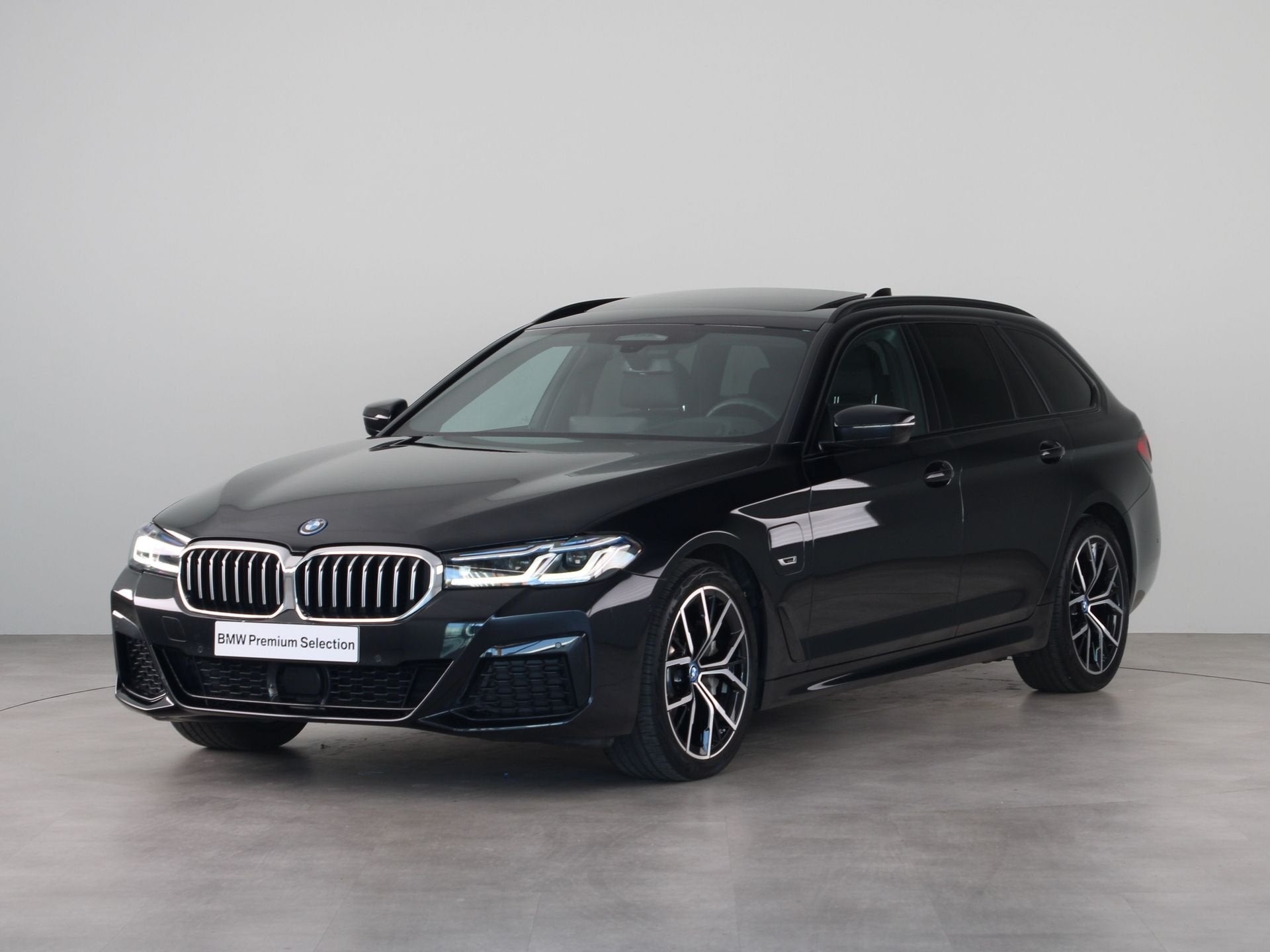 BMW 5 Serie Touring 530e Business Edition Plus (bj 2024), Auto's, Achterwielaandrijving, Zwart, 4 cilinders, Met garantie (alle)