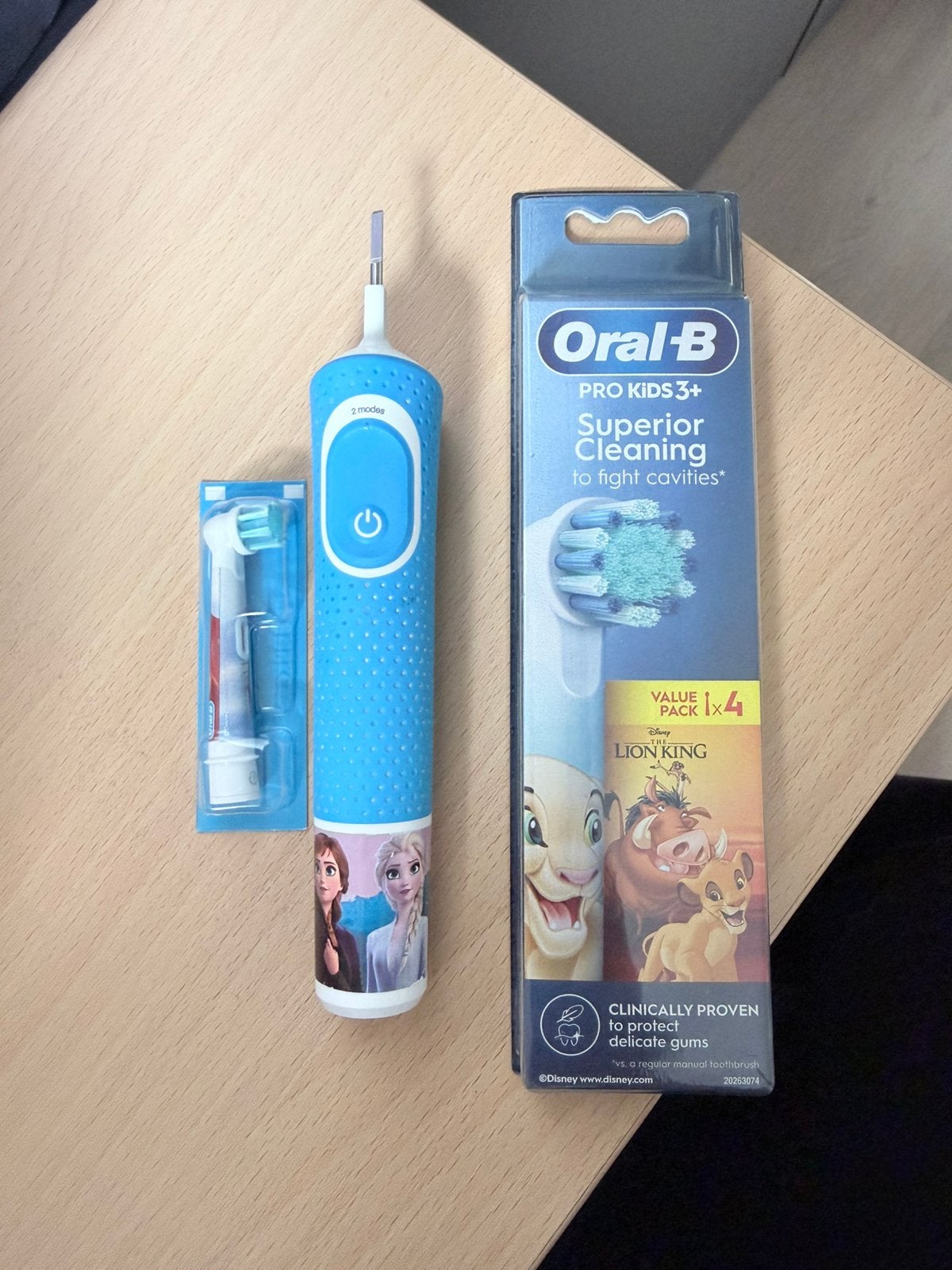 Oral-B elektrische tandenborstel + 5 nieuwe opzetborstels, Ophalen, Zo goed als nieuw, Tandenborstel