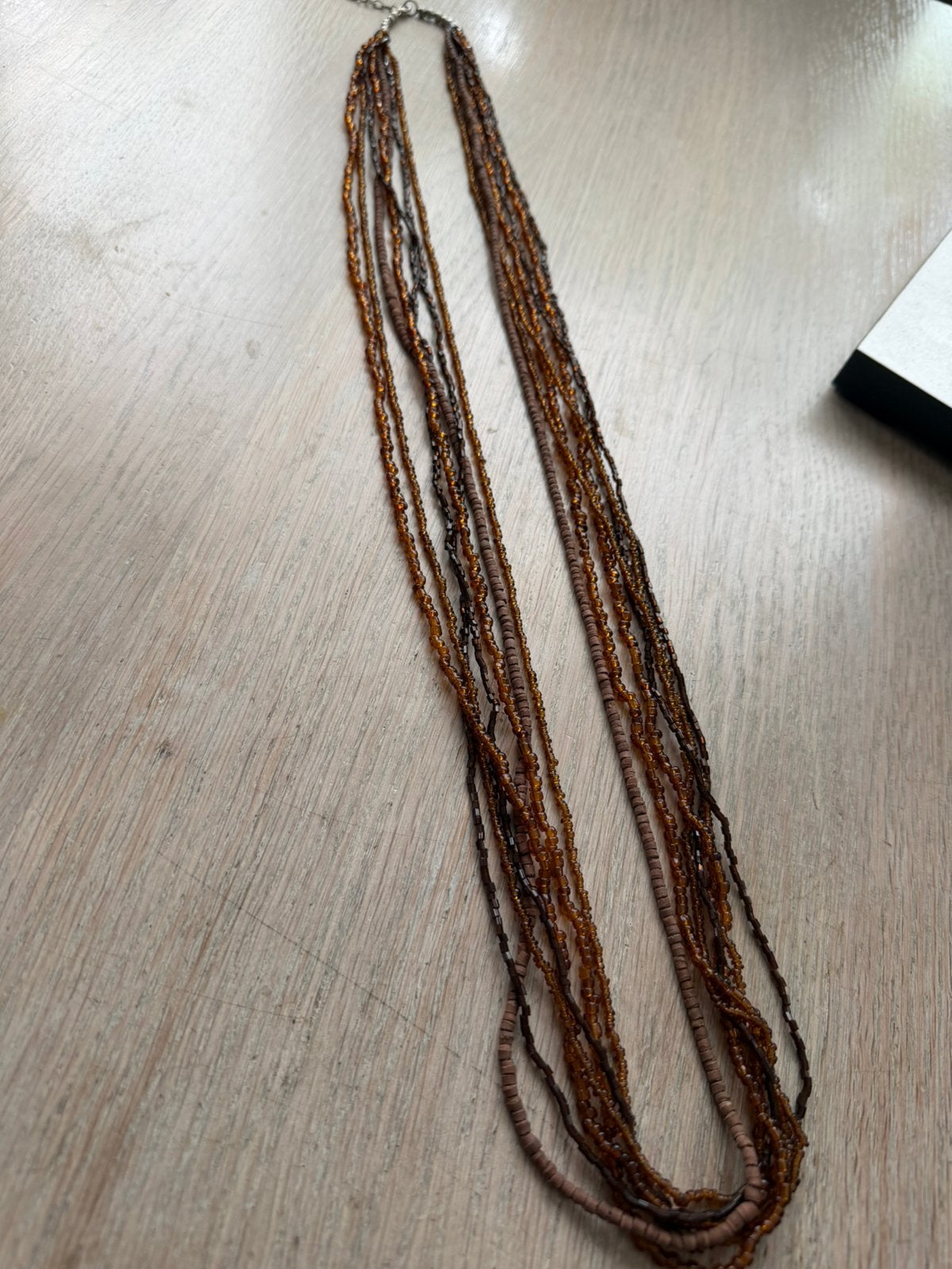 Lange vnl bruinachtige glaskraaltjes ketting, Ophalen of Verzenden, Zo goed als nieuw, Zilver, Overige materialen