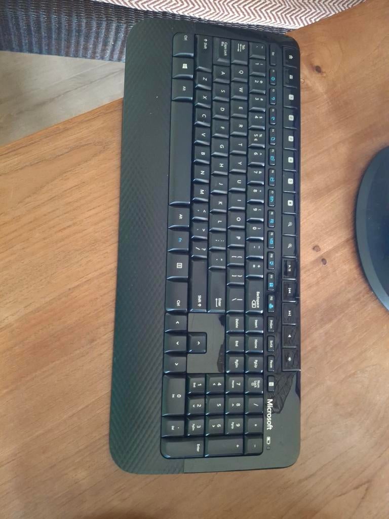Lenovo Desktop compleet, Computers en Software, Desktop Pc's, 2 tot 3 Ghz, Met monitor, Zo goed als nieuw, Gaming
