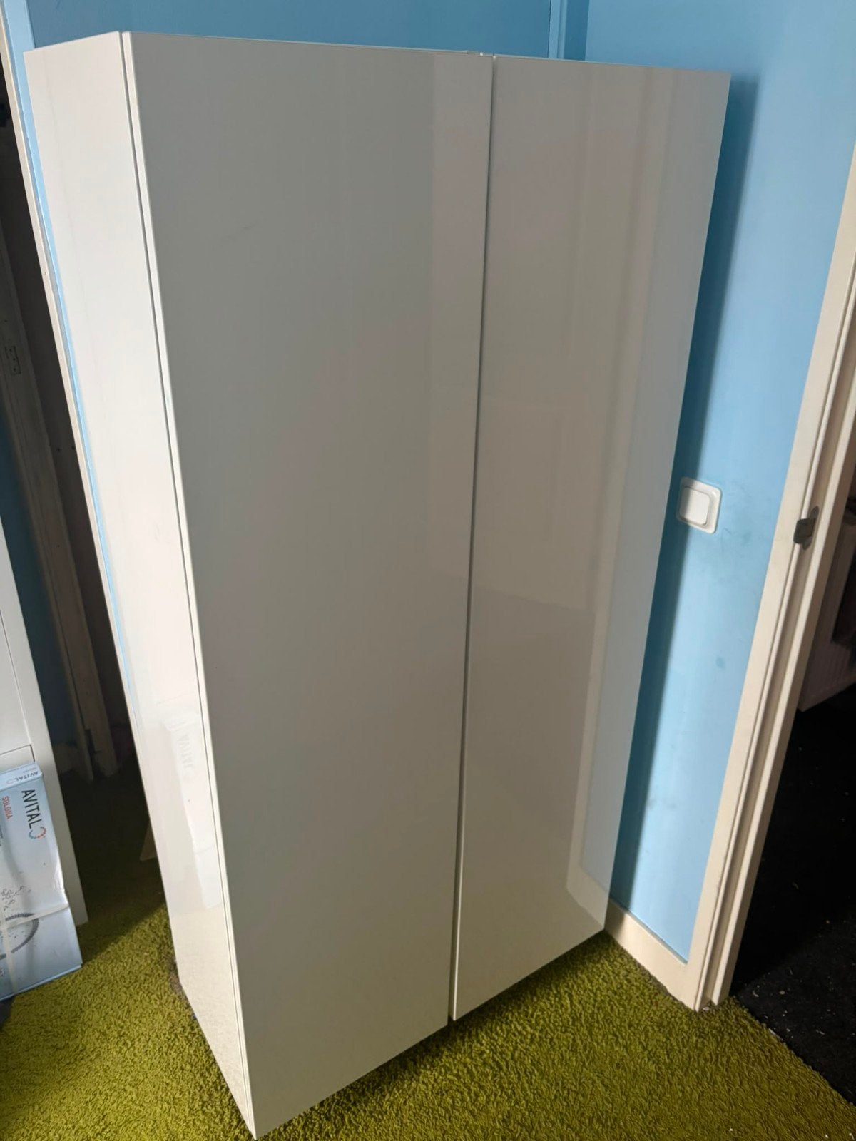Witte kledingkast met hangruimte en glazen planken, Ophalen, Met deur(en), Glas, 50 tot 100 cm