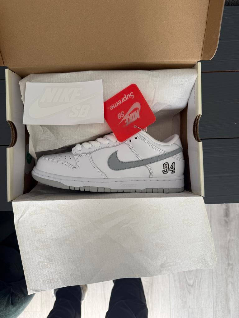 Nike SB Dunk Low Supreme - Maat 38, Ophalen of Verzenden, Nieuw, Wit, Sneakers of Gympen
