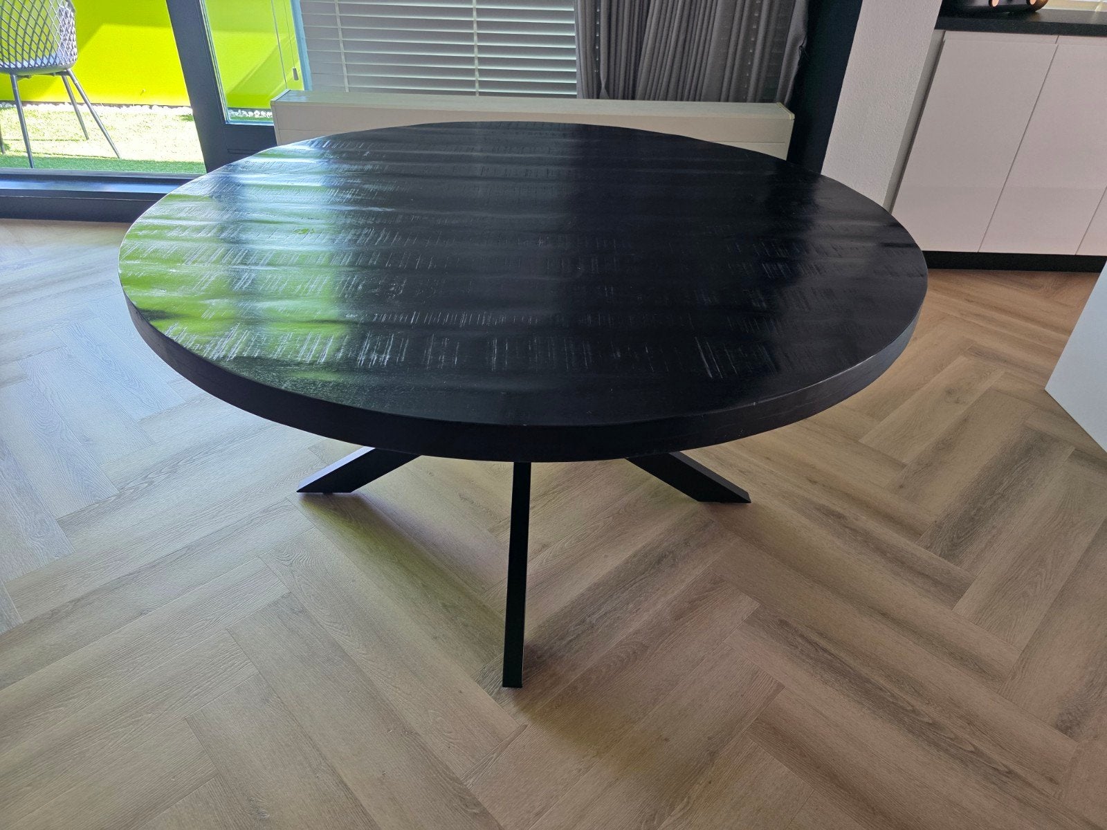 Ronde zwarte eettafel met spinpoot, Huis en Inrichting, Tafels | Eettafels, Gebruikt, Rond, Industrieel, Modern, Vier personen
