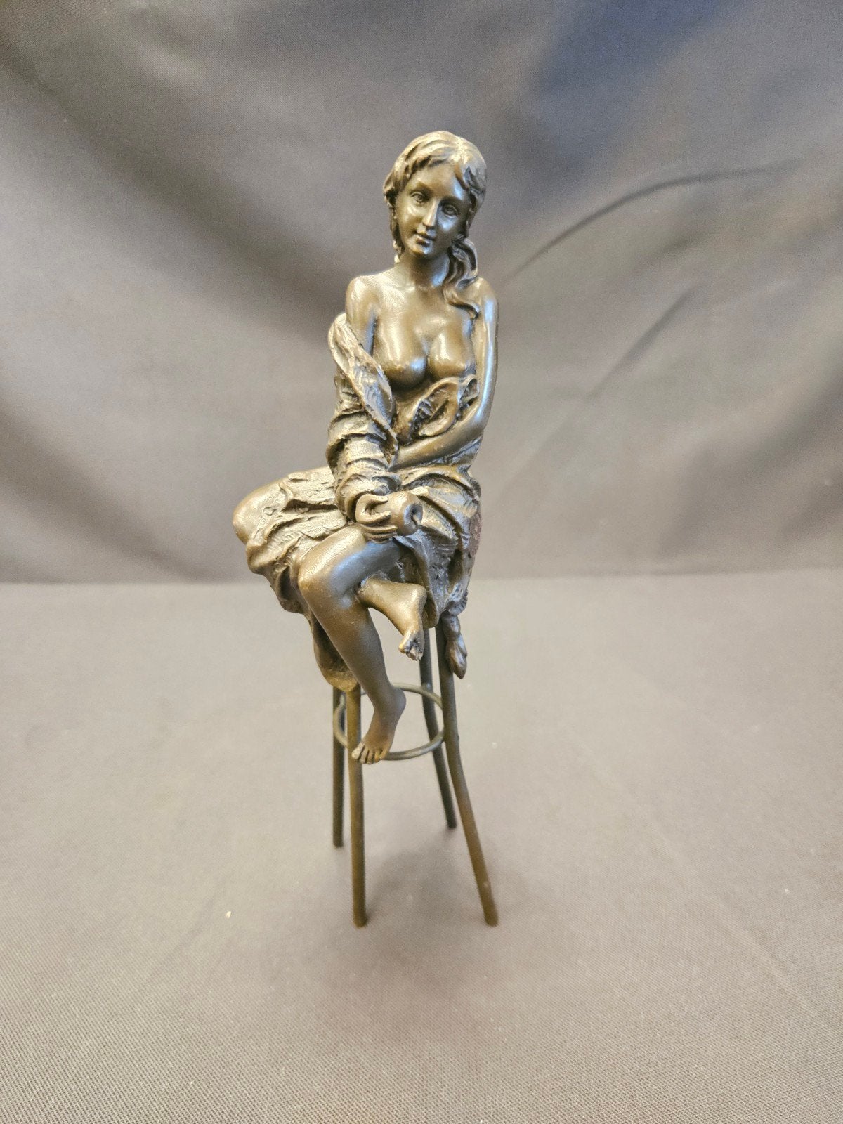 Bronzen beeldje van zittende vrouw op kruk, 27 cm hoog, Ophalen of Verzenden, 20 - 50 cm, Beeld, Bruin