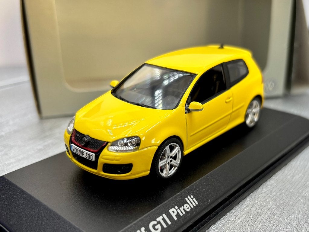 1:43  Volkswagen golf V GTI  PIRELLI, Hobby en Vrije tijd, Modelauto's | 1:43, Ophalen of Verzenden, Zo goed als nieuw, Auto, Overige merken