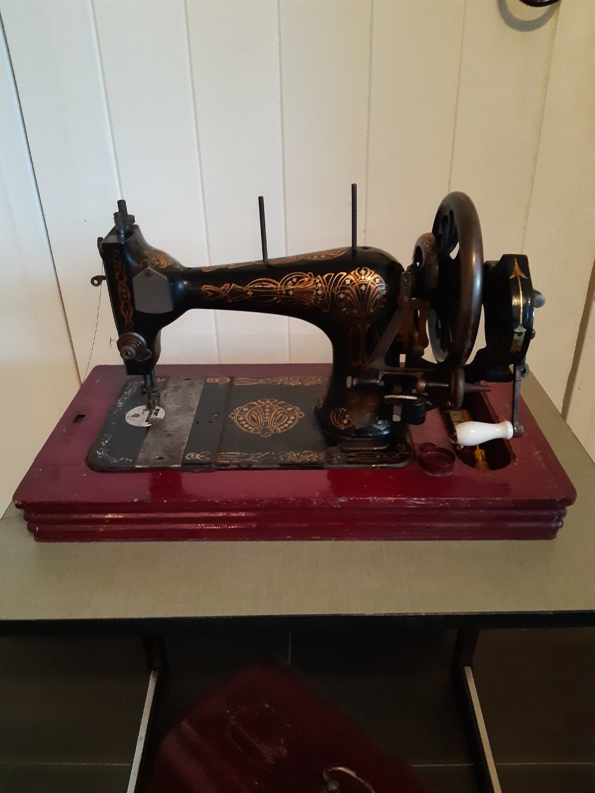 Antieke Matador naaimachine met houten kap, Ophalen
