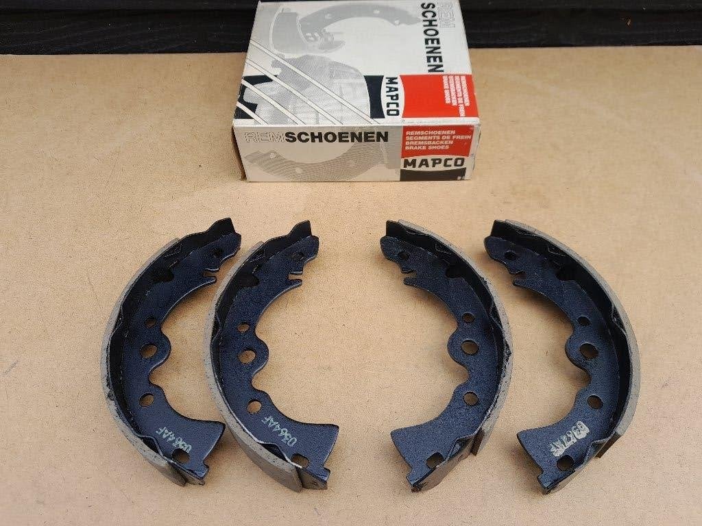 SET REMSCHOENEN - NIEUW - NISSAN BLUEBIRD T12 + PRAIRIE M10, Auto-onderdelen, Verzenden, Nieuw, Nissan