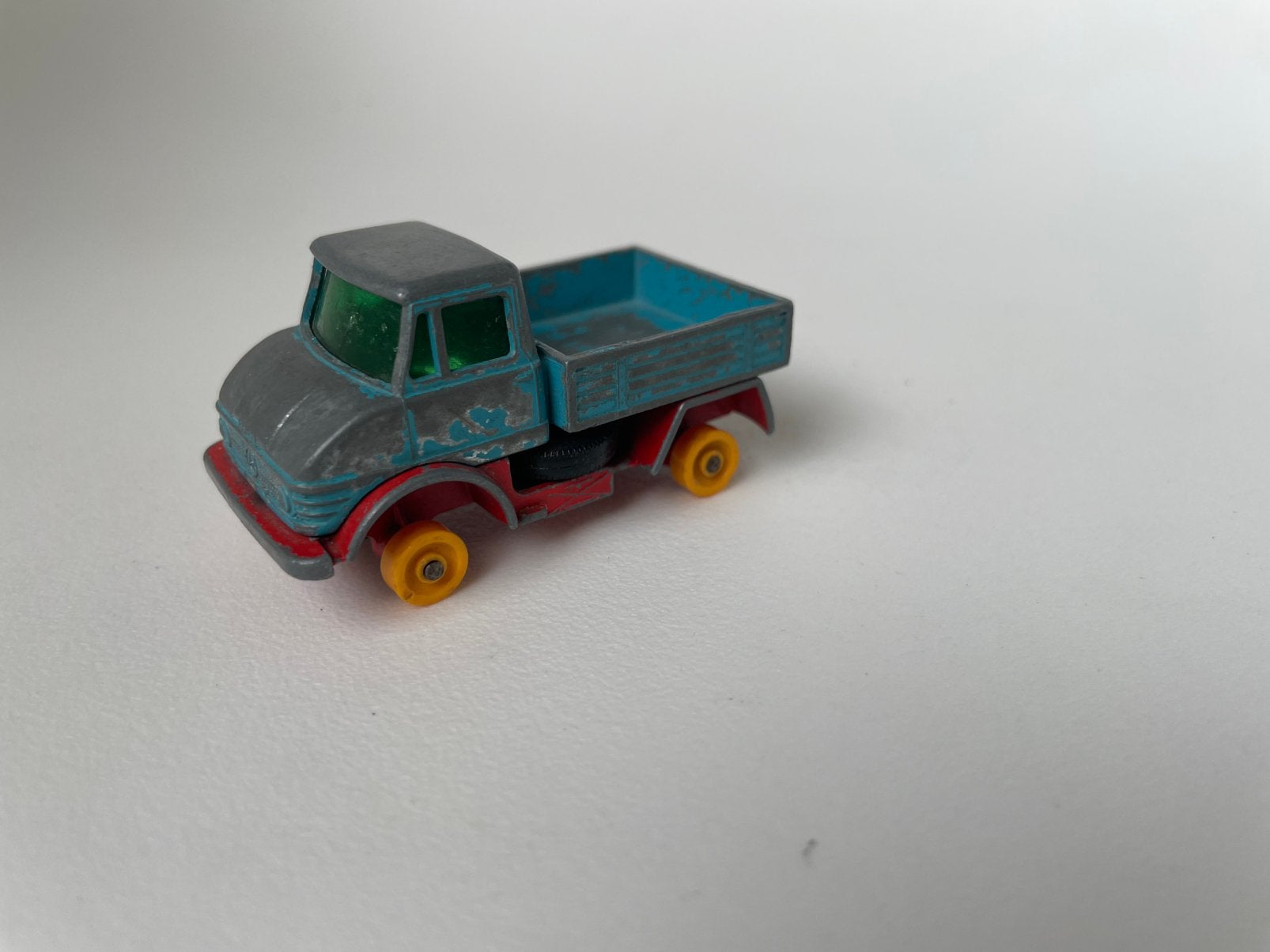 model MB Mercedes Benz Unimog blauw rood chassis Lesney 1/50, Ophalen of Verzenden, Zo goed als nieuw, Auto