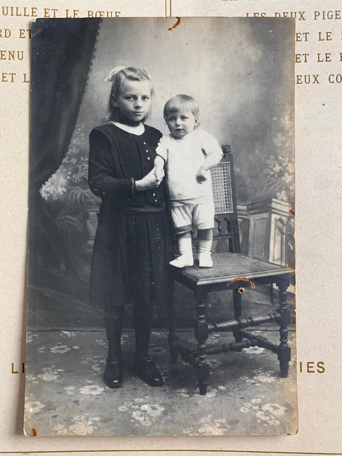 Foto - België. - Grote zus met broertje (NN), Gebruikt, Foto, Ophalen of Verzenden, Voor 1940