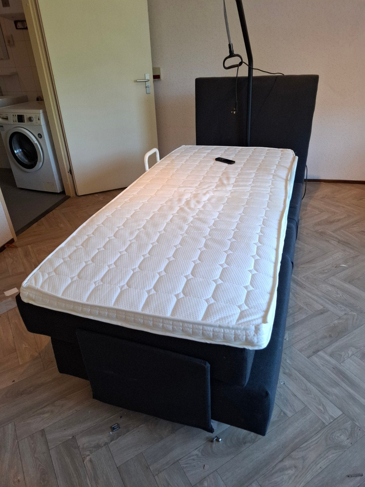 Verstelbaar eenpersoonsbed met matras en papegaai, Ophalen, 90 cm, Eenpersoons, Zwart