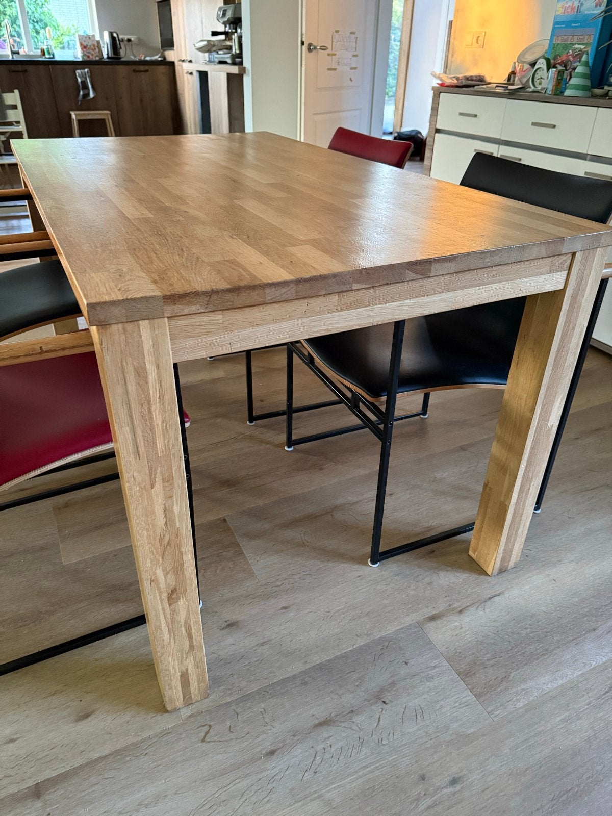 Robuuste eettafel met 6 unieke stoelen (zwart/rood), Huis en Inrichting, Ophalen, Gebruikt, 50 tot 100 cm, Vijf personen of meer