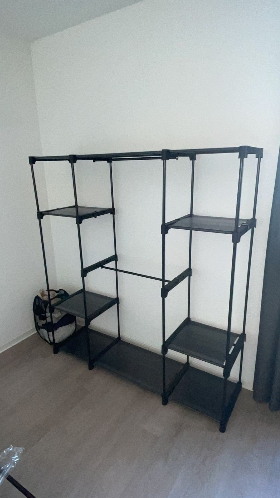 Open closet and hanger, Ophalen, Zo goed als nieuw